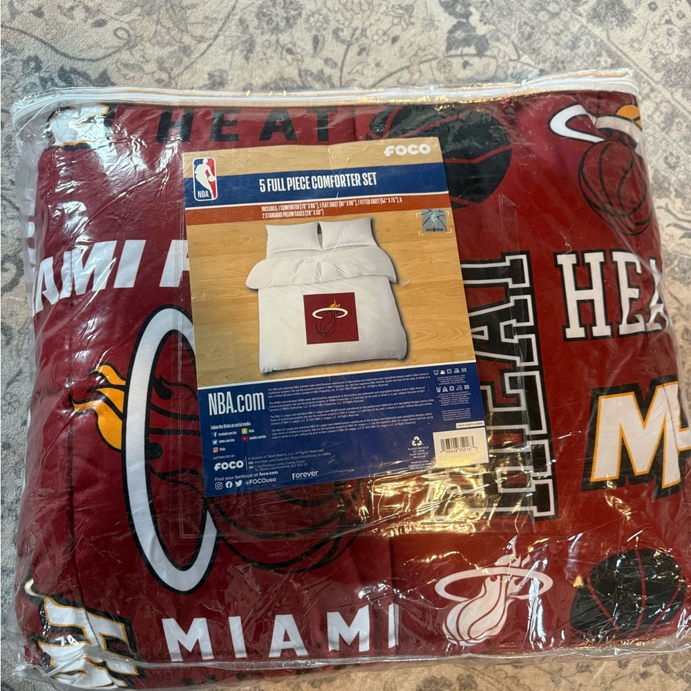NIB Miami heat comforter set